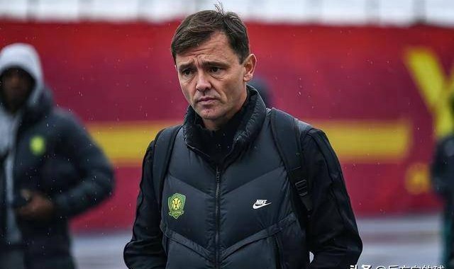 夺冠下课？国安捧足协杯却陷烦恼：功臣主帅难转正，皇马热刺示范