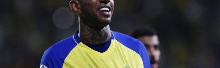 穆里尼奥再掀舆论狂潮，25分钟11打10换来0：0，裁判两度改变比赛