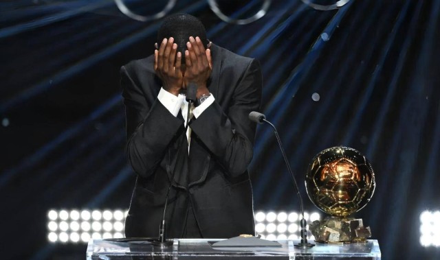 拉菲尼亚拒绝领奖，金球奖信任崩塌，贝林厄姆空降引巴西球员发声