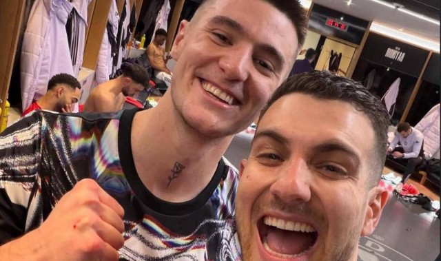 曼联全队起立鼓掌致敬谢什科！绝杀后举动揭示爆发原因，天道酬勤