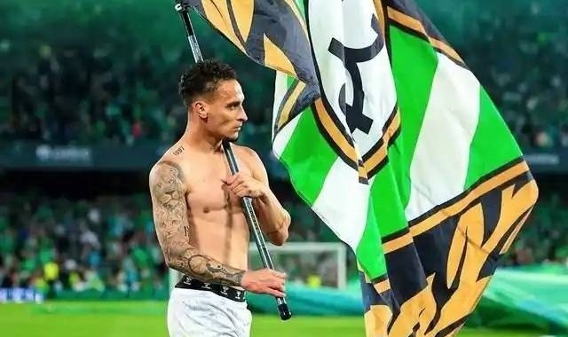 球迷高呼留人！安东尼或无奈离队，曼联愿4折甩卖，贝蒂斯买不起