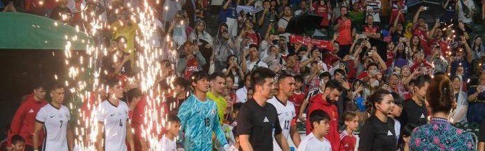 曼联时隔12年再访港 超3.3万球迷冒雨支持