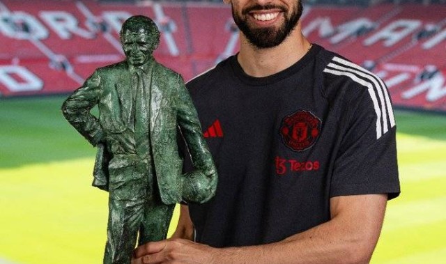 曼联队长再荣获赛季最佳，4次追平C罗，沙特若开亿元报价能卖吗？