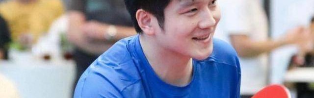 樊振东德甲三连胜，赛后与队友庆祝竟有点害羞，对手直言毫无胜算！