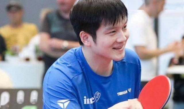 樊振东德甲三连胜，赛后与队友庆祝竟有点害羞，对手直言毫无胜算！