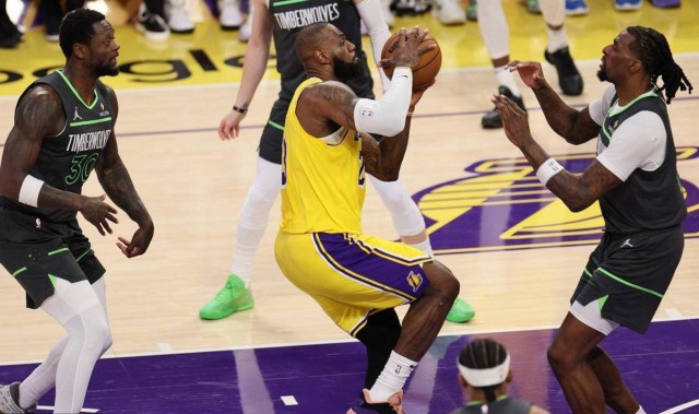 曝詹姆斯遭遇左膝内侧副韧带扭伤 需恢复3-5周